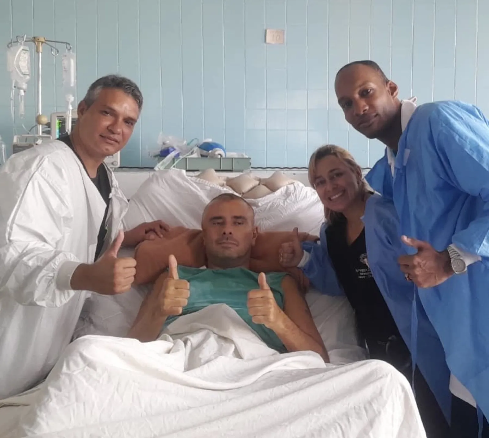 Alessandro in ospedale a Cuba con i medici che lo hanno curato